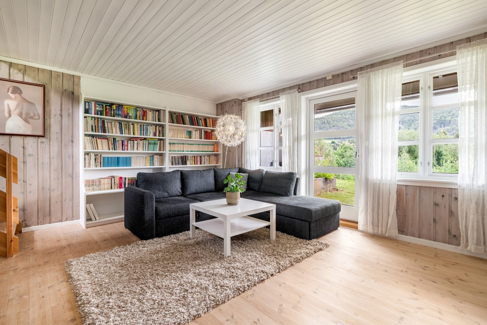 Kjellerstuen har flere gode vindusflater som tilfører rommet godt med naturlig lys, samt er det etablert utgang til delvis overbygget terrasse. Galleribilde