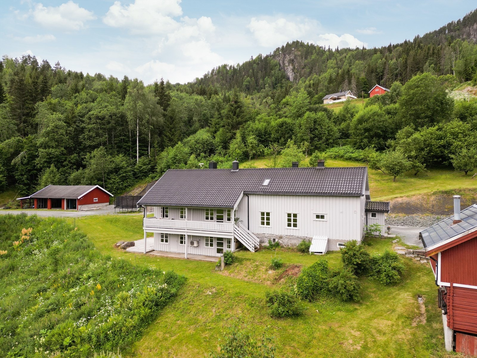 Utvendig er det foretatt oppgraderinger av tunet, masseutskifting og utført drenering rundt boligen i henhold til opplysninger fra selger. Galleribilde