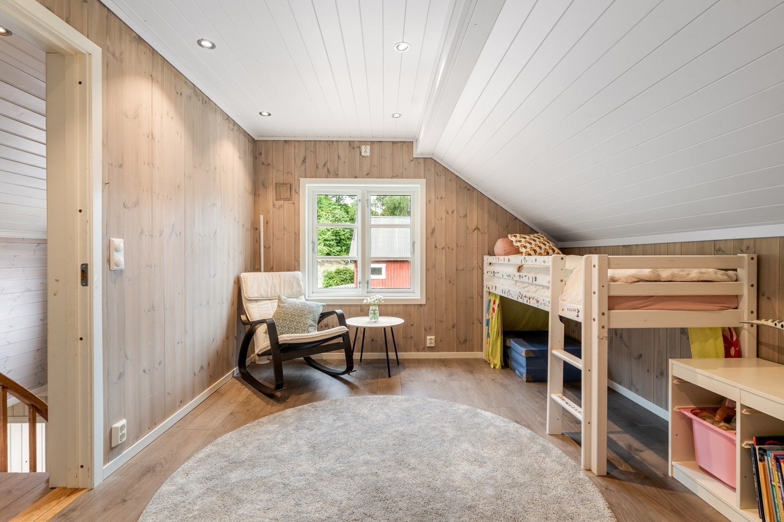 Soverommene i den eldre boligdelen er pusset opp i nyere tid, med pen laminat på gulv og flott panel på vegger. Galleribilde