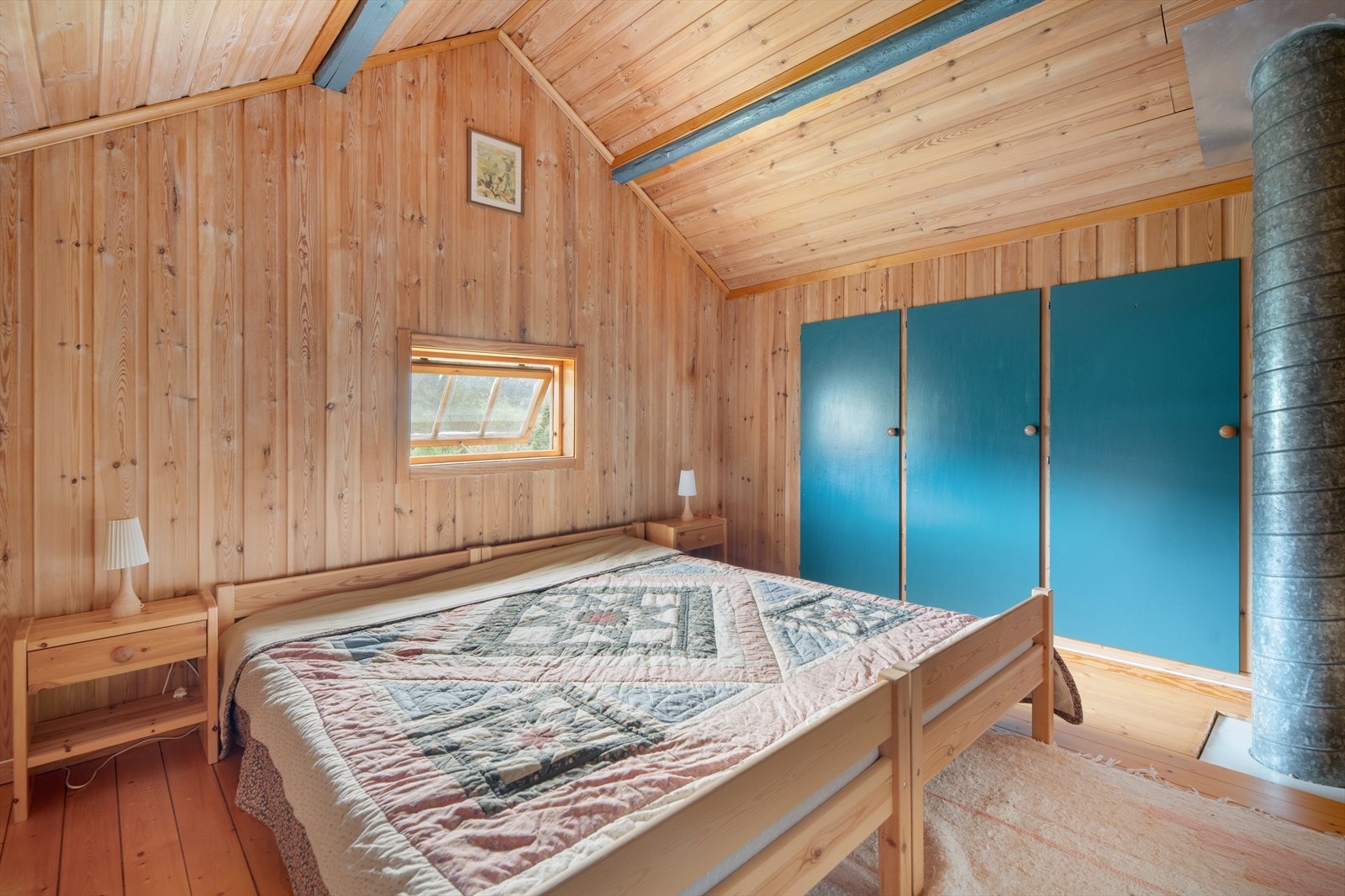 Stabburet er innredet og omgjort uten at dette er søkt om og uten at nødvendig godkjennelse er gitt av kommunen. Galleribilde