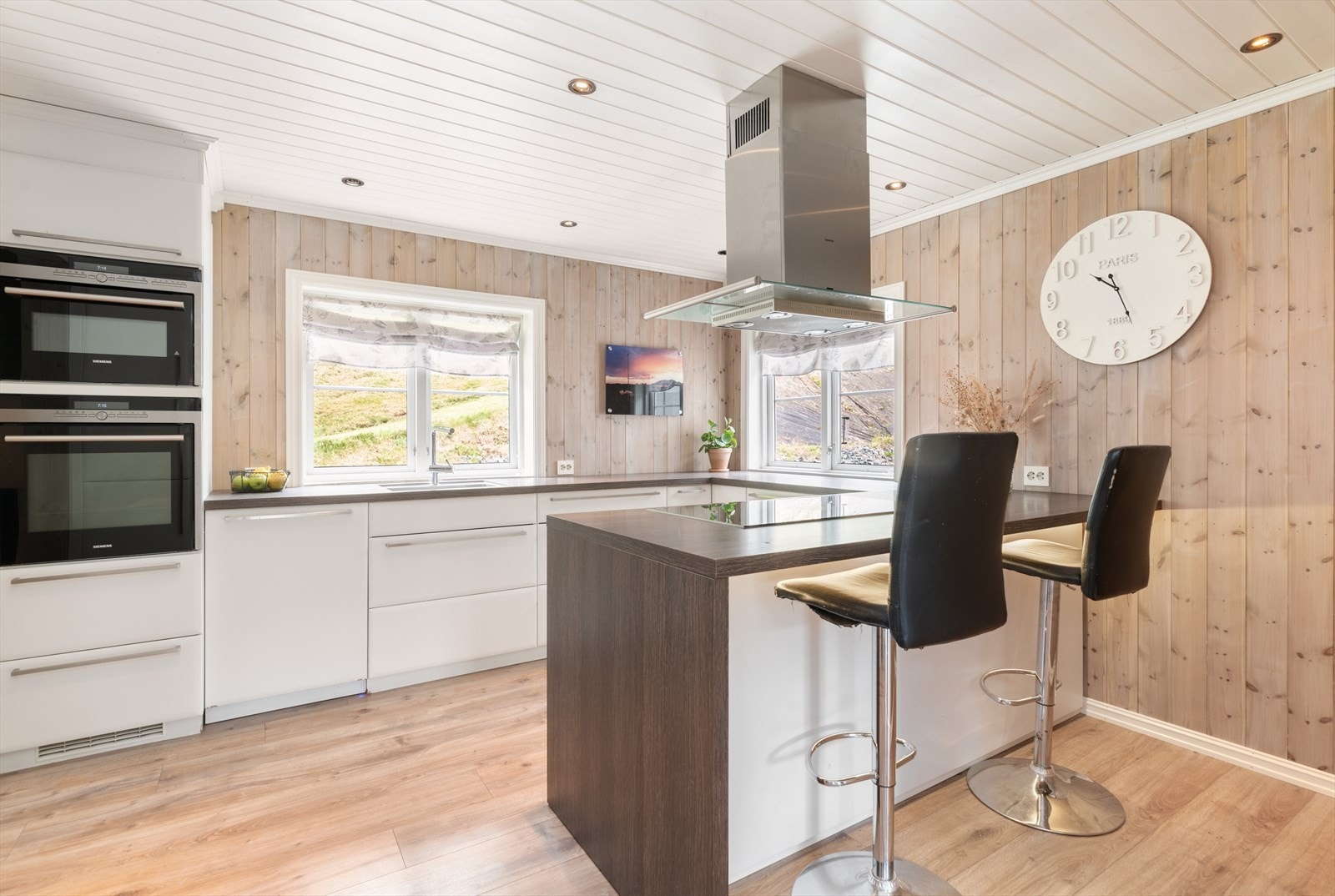 Innbydende kjøkken av god størrelse, med kjøkkeninnredning fra 2012. Innredningen har godt med oppbevaringsplass og integrerte hvitevarer. Galleribilde