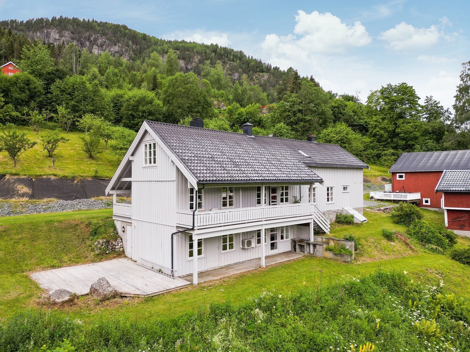 Det er foretatt flere oppgraderinger av boligen i senere tid. Det kan blant annet nevnes nye vinduer i loftetasjen i 2015, samt takvindu i 2016. Galleribilde