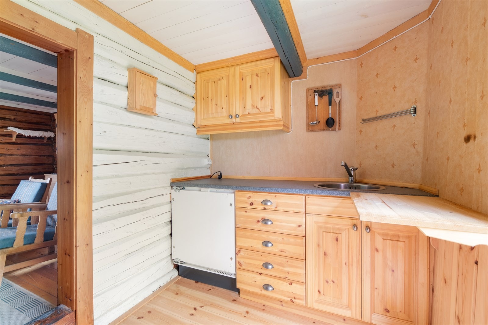 Stabburet har to etasjer, og inneholder stue med peisovn og et lite kjøkken i 1. etasje, samt bad og soverom i 2. etasje. Galleribilde