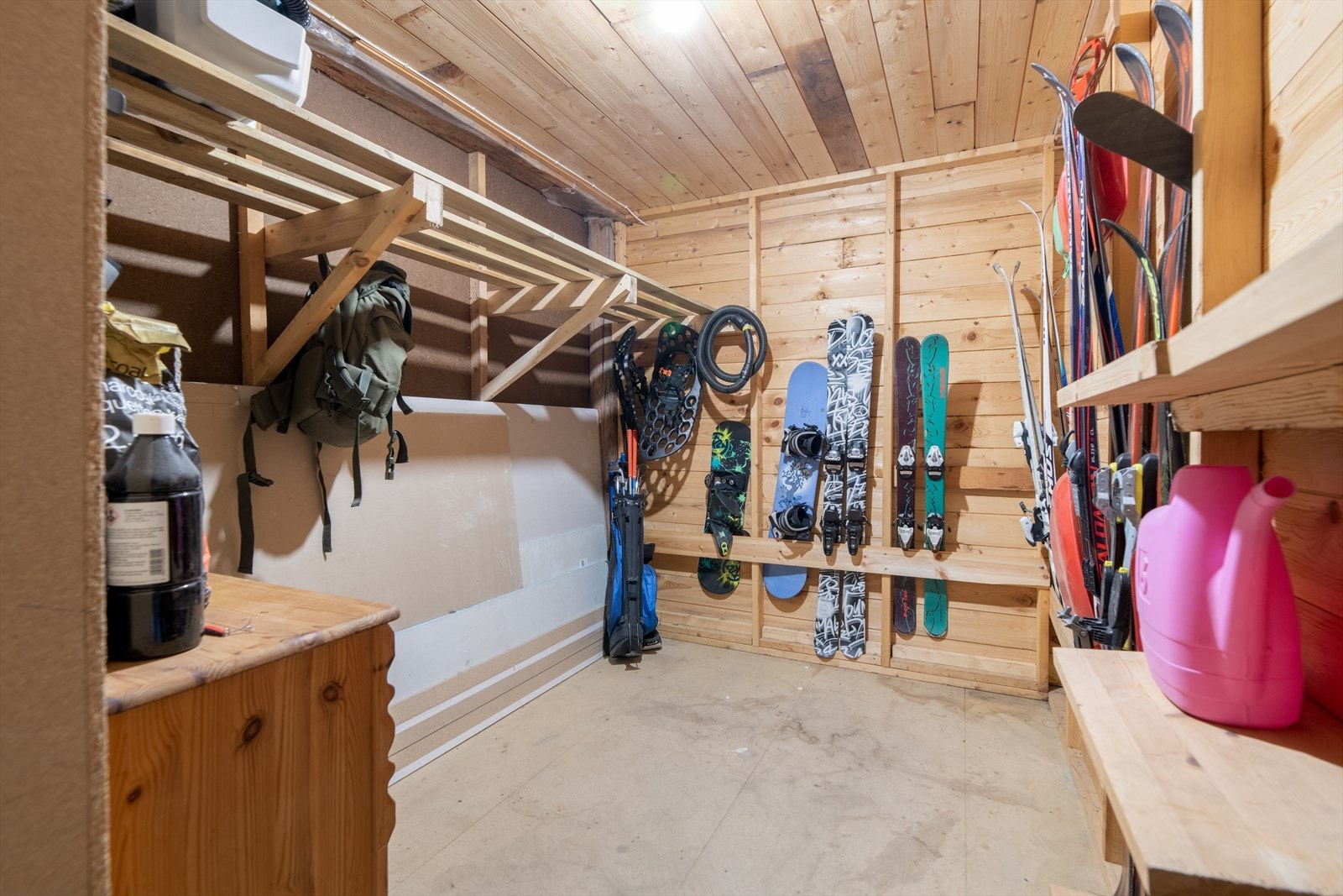 Låven har godt med oppbevaringsplass i diverse boder. Galleribilde