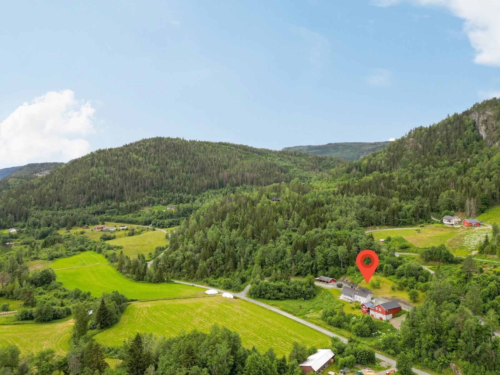 Kort vei er det også til Kviteseid sentrum, med diverse servicefunksjoner, dagligvareforretning, bensinstasjon og flere hyggelige spisesteder. Galleribilde