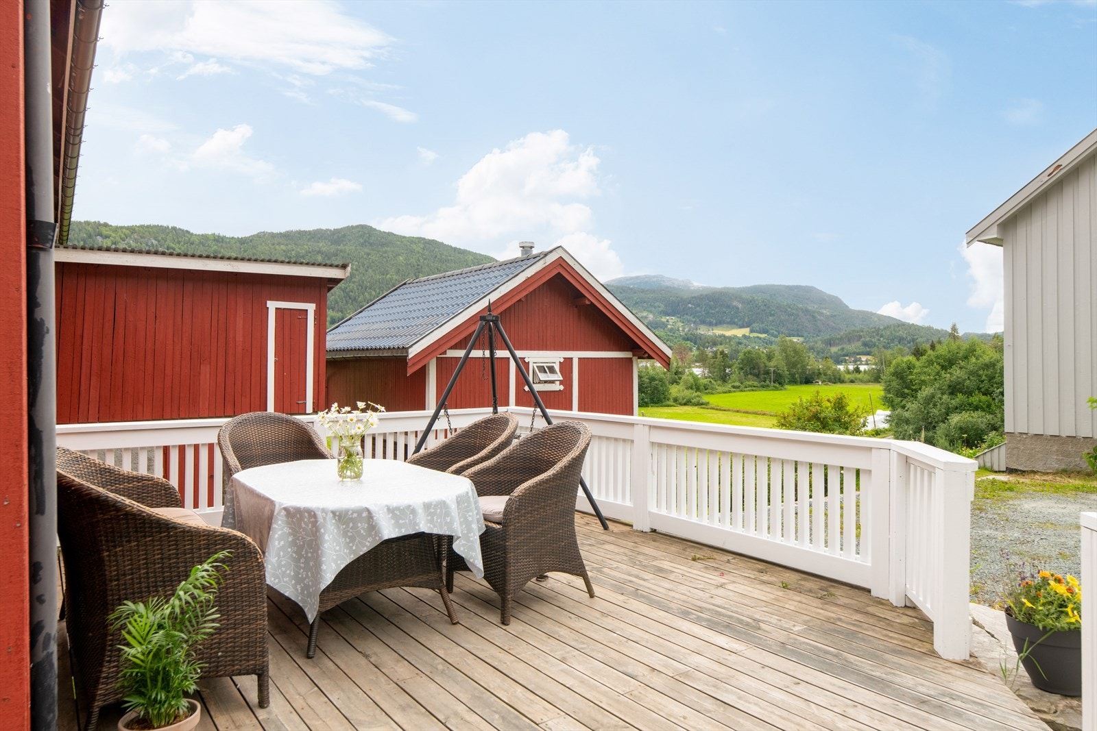 I tilknytning til låven er det oppført en romslig terrasse. Terrassen ligger skjermet til mellom bebyggelsen, med nydelig utsyn over nærområdet! Galleribilde