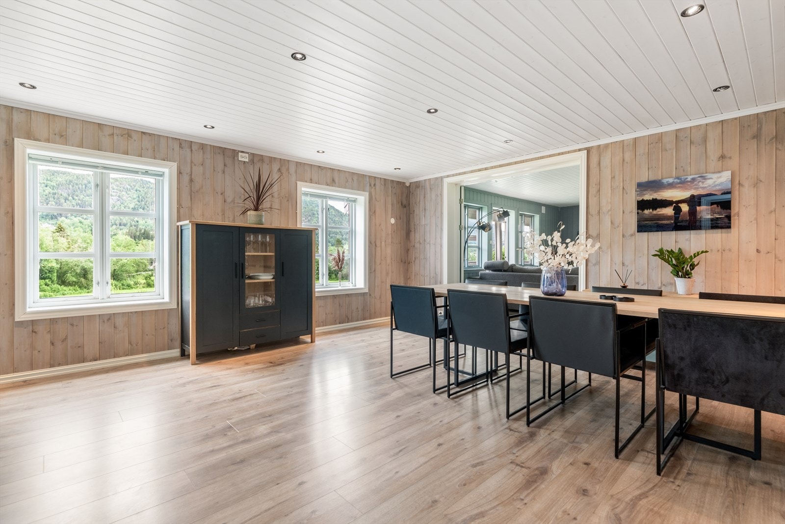 Vindusflatene tilfører spisestuen godt med naturlig lys. God plass til spisestue stor nok for hele familien. Flott tofløyet dør med glassfelt til tilliggende stue. Galleribilde