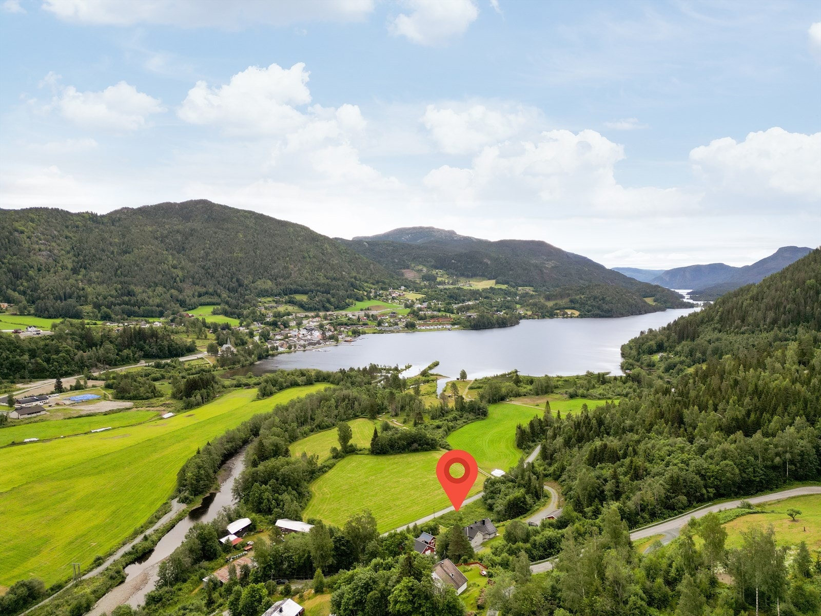 Eiendommen er i underkant av 122,2 dekar og ligger landlig til, i et område bestående av landbruk og spredt boligbebyggelse. Galleribilde