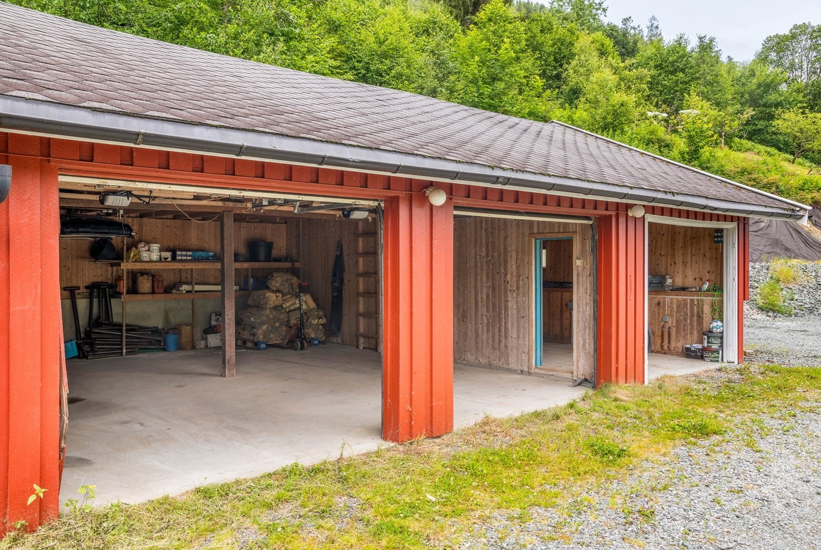 For øvrig er det på eiendommen oppført en garasje i 1993. Garasjen har tre garasjeporter og fremstår i dag som et lagerbygg med vedlikeholdsbehov. Galleribilde