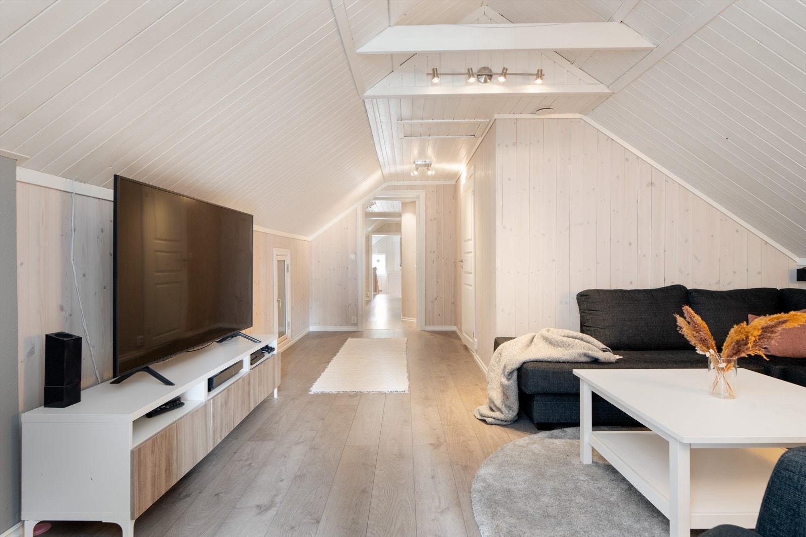 Loftsrom i tilbygget boligdel er i dag innredet og omgjort til gang/loftstue, bad og ett soverom uten at dette er søkt om eller godkjent av kommunen. Galleribilde