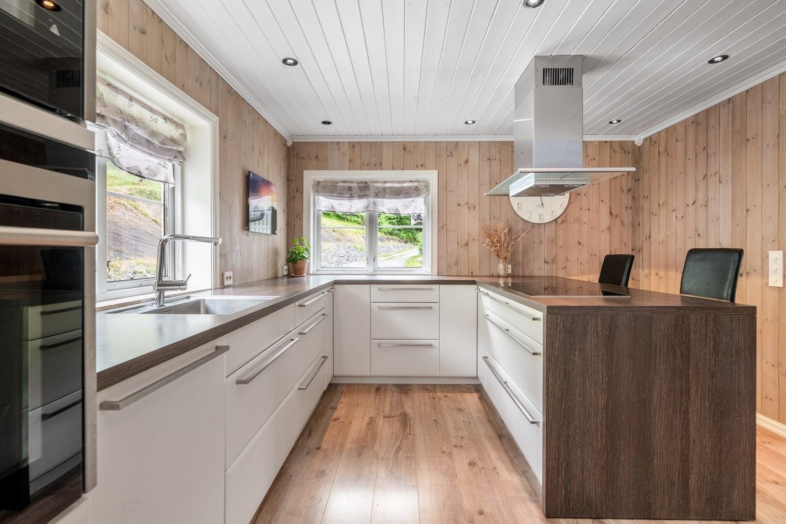 Lyse fronter i glatt utførelse og laminat benkeplate med gode arbeidsflater. Nedfelt platetopp og stålkum med ett-greps blandebatteri. Galleribilde