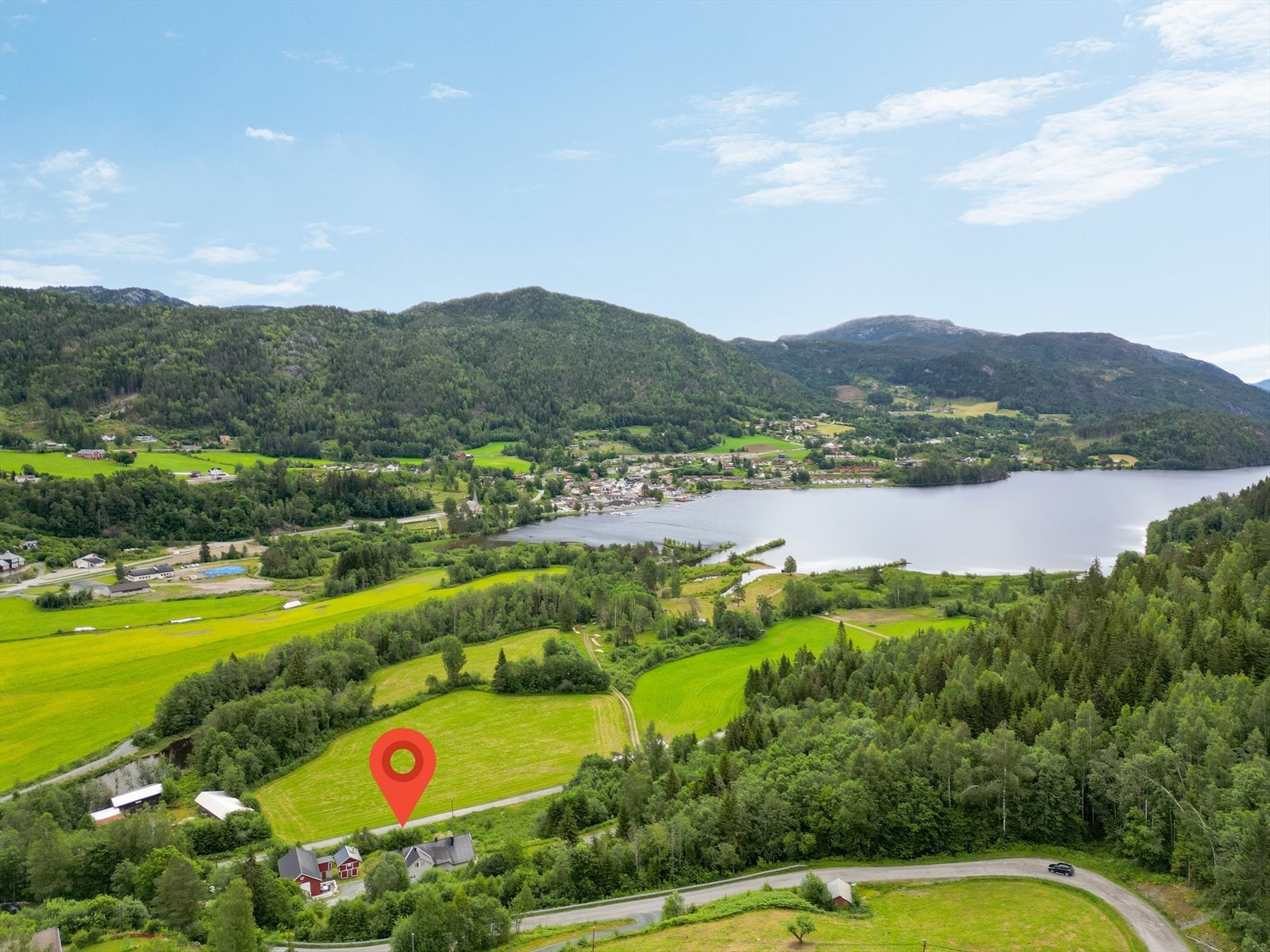 Området er barnevennlig, og eiendommen ligger rolig og tilbaketrukket til, i avstikker fra Kasinvegen. Kort vei til barnehage, skole og idrettsanlegg. Galleribilde