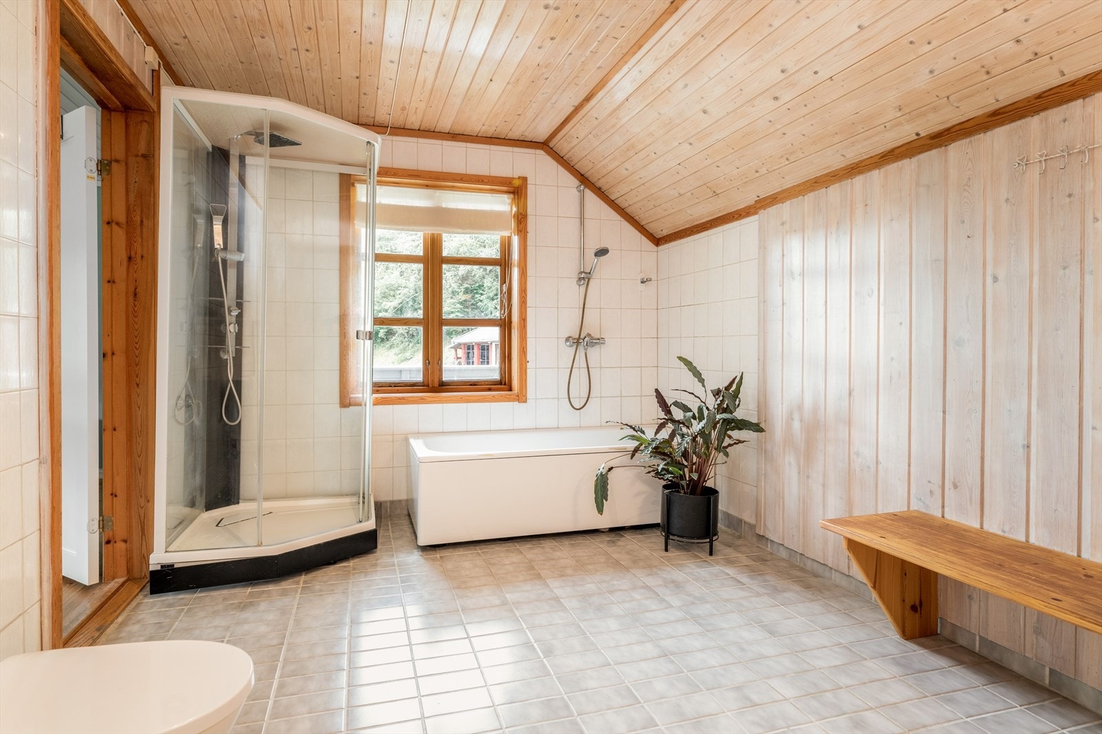 Badet tilliggende hovedsoverommet innehar standard fra 1990, og er utstyrt med badekar og bidé, samt nyere gulvmontert toalett og dusjkabinett. Galleribilde