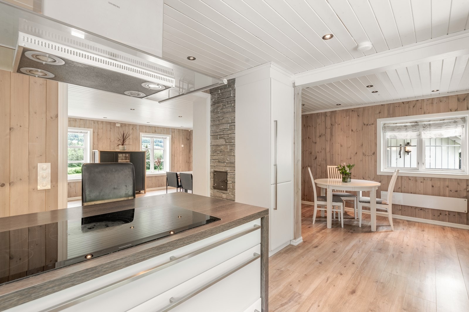 Øvrige integrerte hvitevarer er stekeovn, mikrobølgeovn, kaffemaskin og oppvaskmaskin. Kjøkkenet er for øvrig utstyrt med lekkasjestopper. Galleribilde