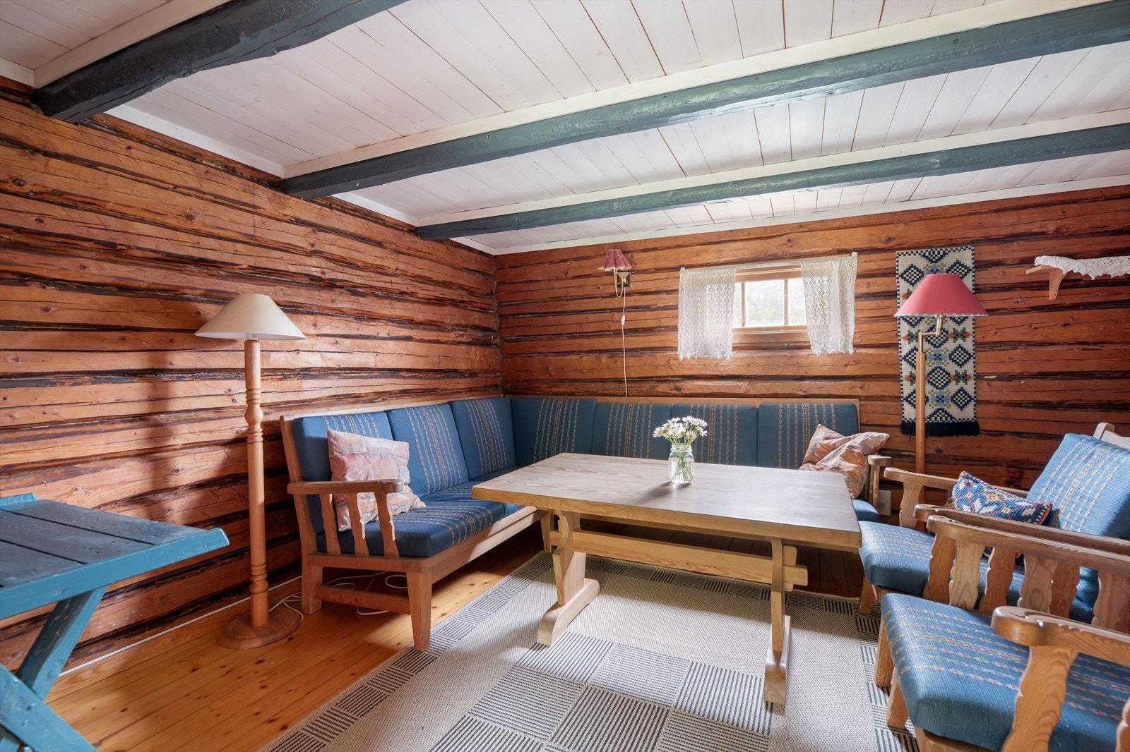 Videre er det på eiendommen oppført et stabbur fra ca. 1930-tallet. Stabburet er oppført i tømmerlaft, hvor deler har påmontert stående kledning. Galleribilde