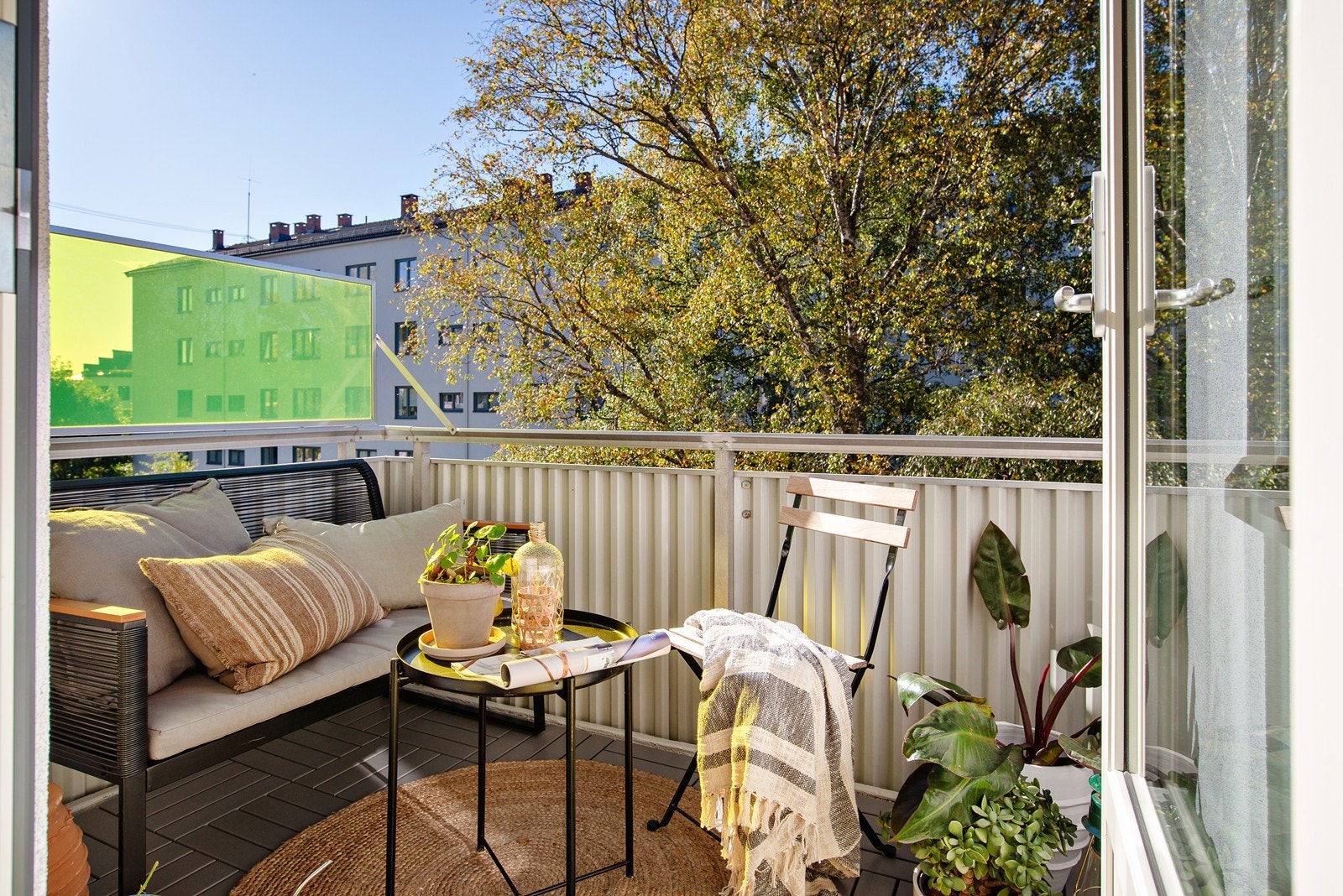 Hyggelig balkong med plass til balkongmøbler, grønn og frodig utsikt Galleribilde