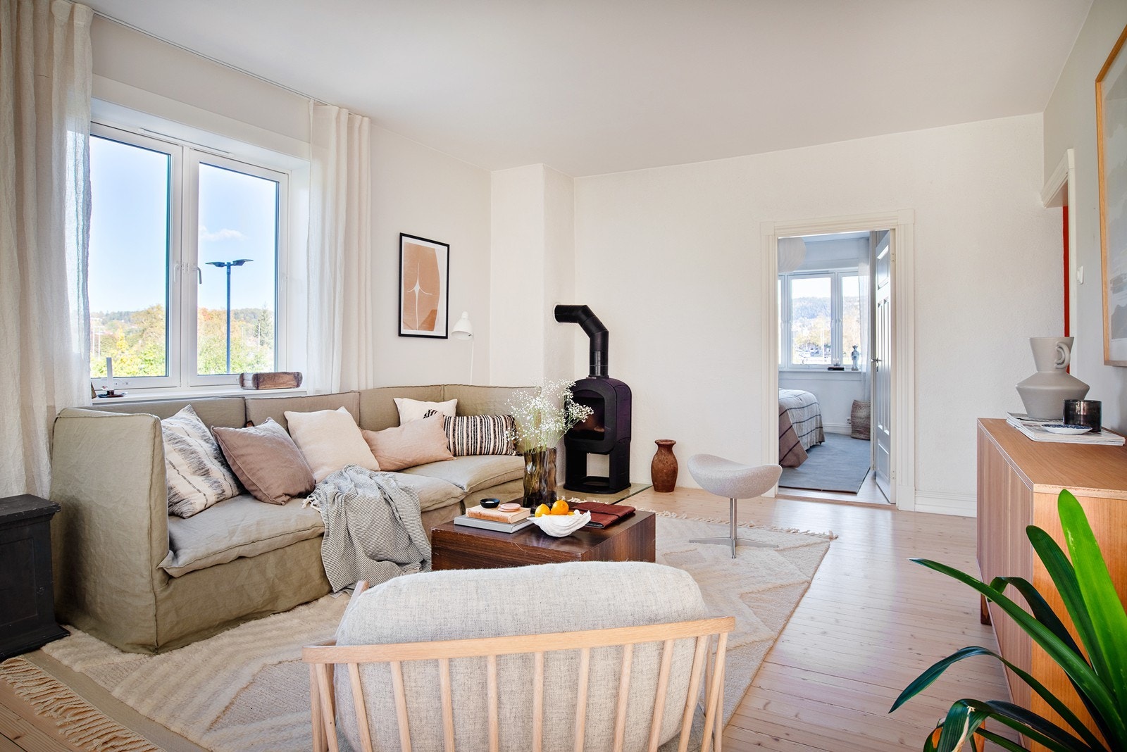 Stor åpen stue med god plass, og peis i hjørnet Galleribilde