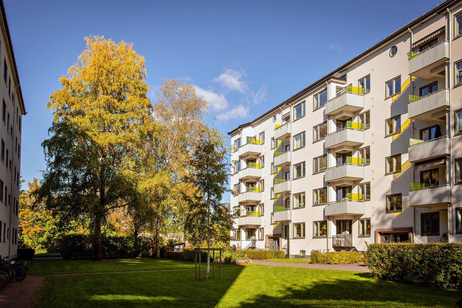 Stor og luftig bakgård med god avstand mellom byggene Galleribilde