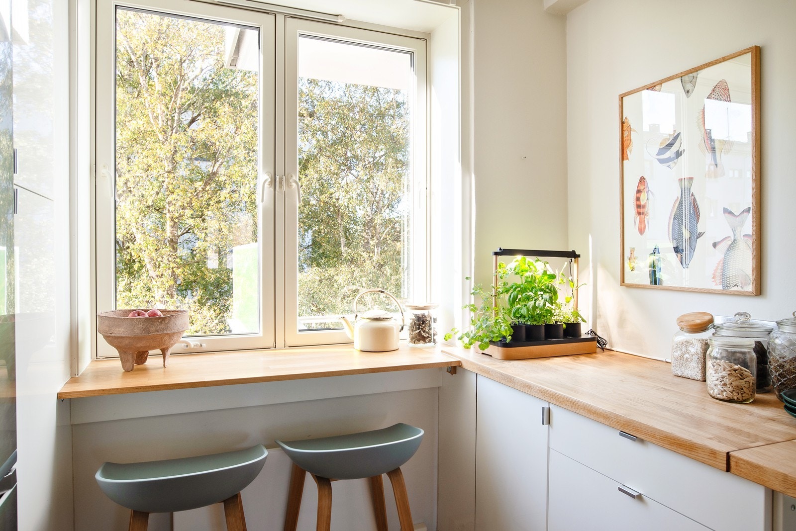 Frokostplass ved vinduet Galleribilde