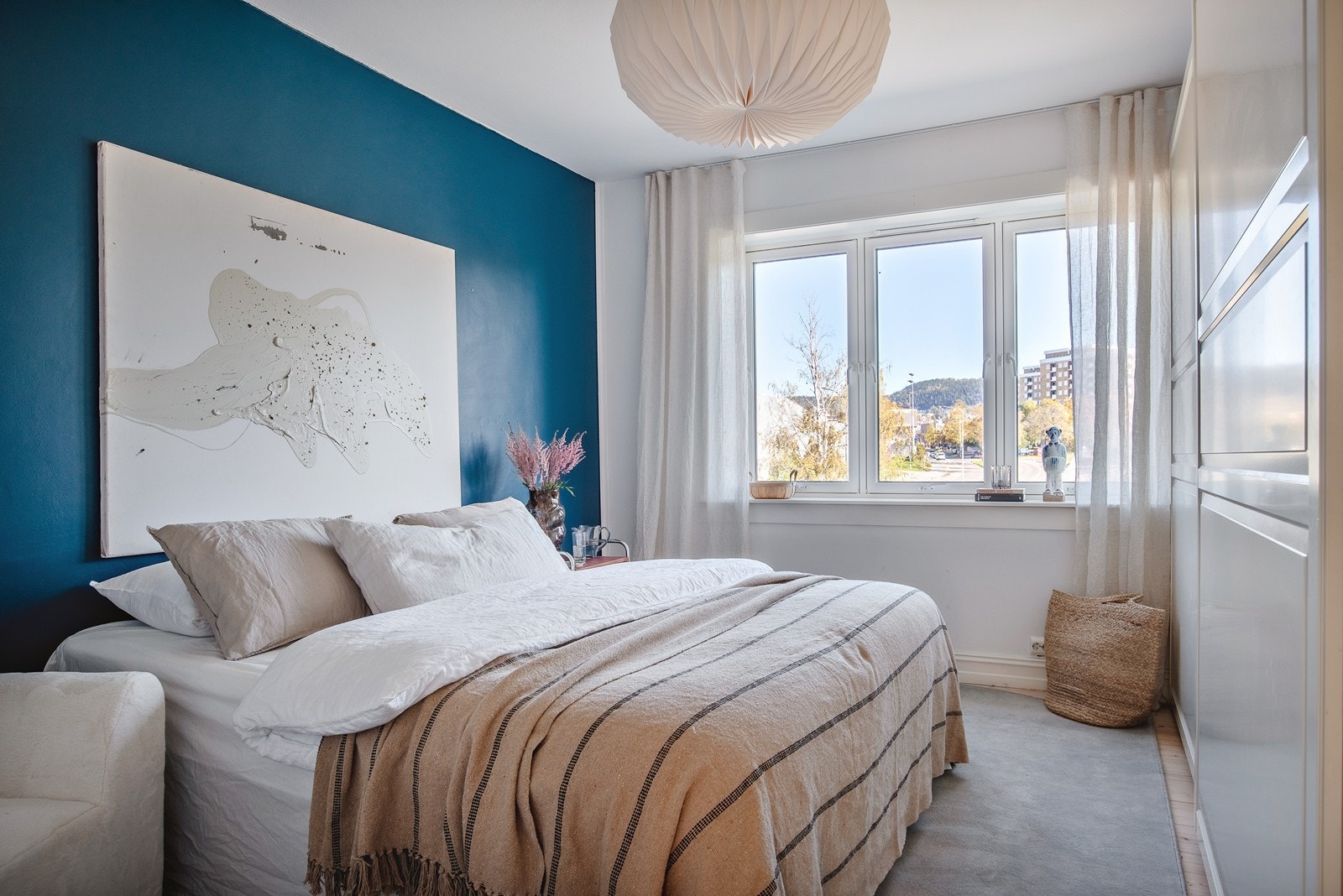 Leiligheten har 2 soverom, hovedsoverommet har adkomst fra stuen Galleribilde