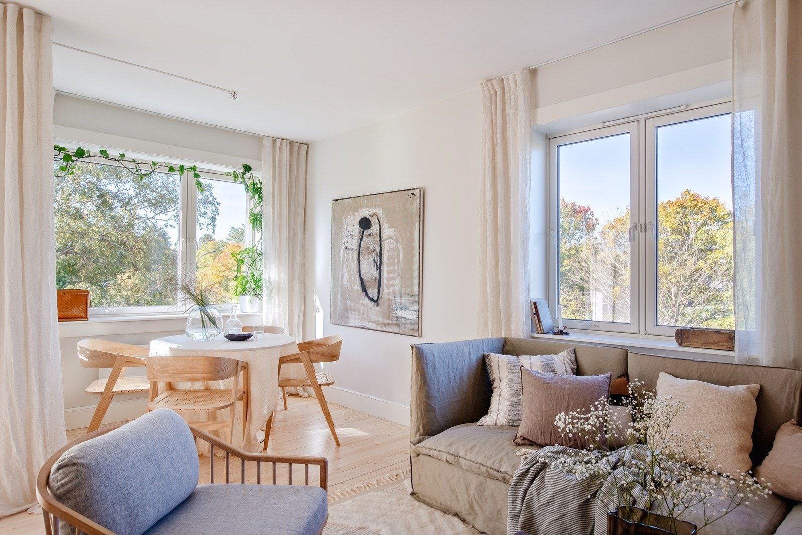 Fantastisk lys inn i leiligheten, der det står spisebord i dag kan man enkelt lage et ekstra soverom. Galleribilde