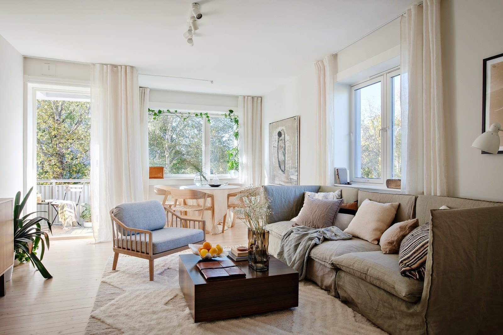 Utgang til sydvestvendt balkong fra stuen Galleribilde