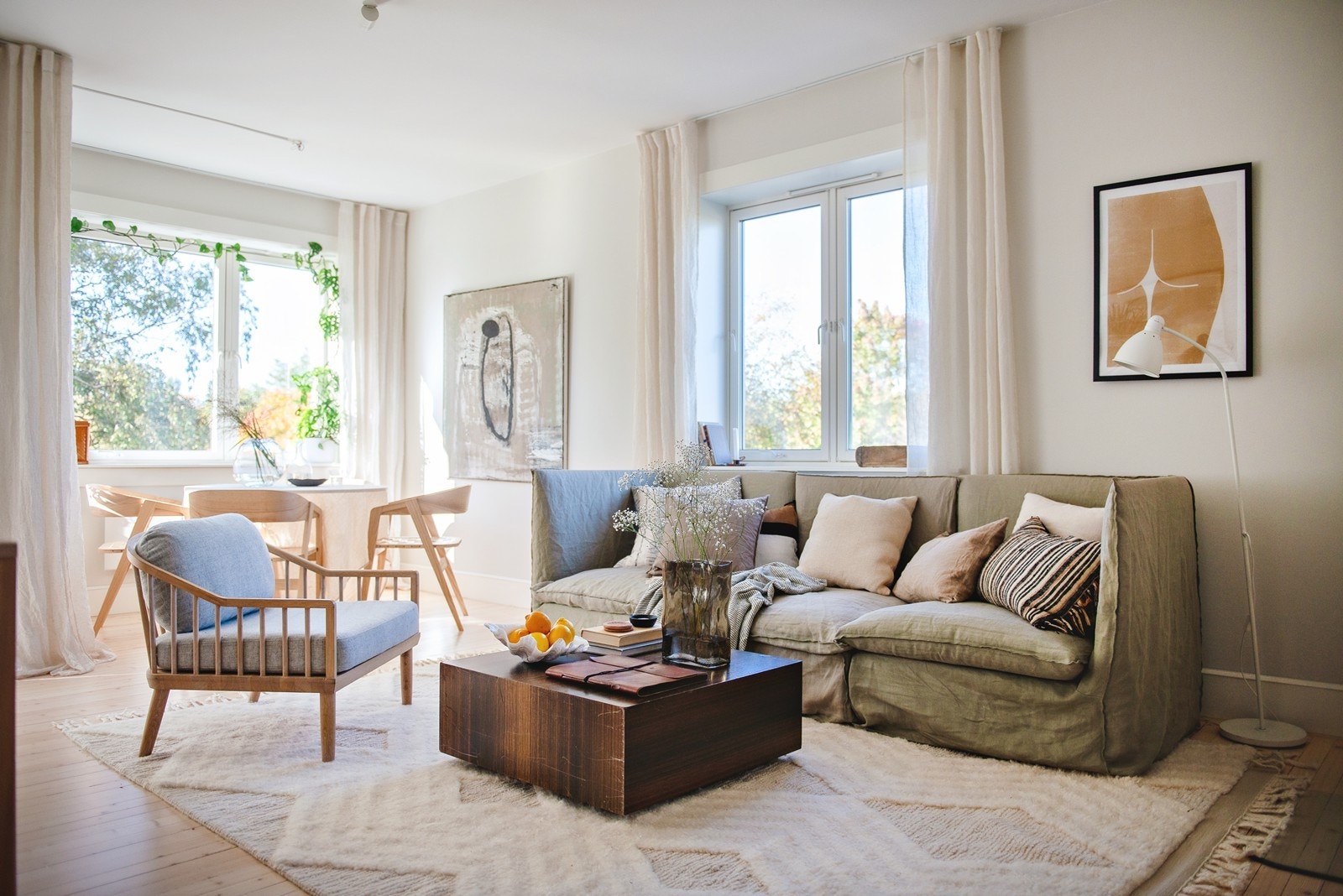 Stor lys endeleilighet med vinduer fra 3 sider av leiligheten Galleribilde