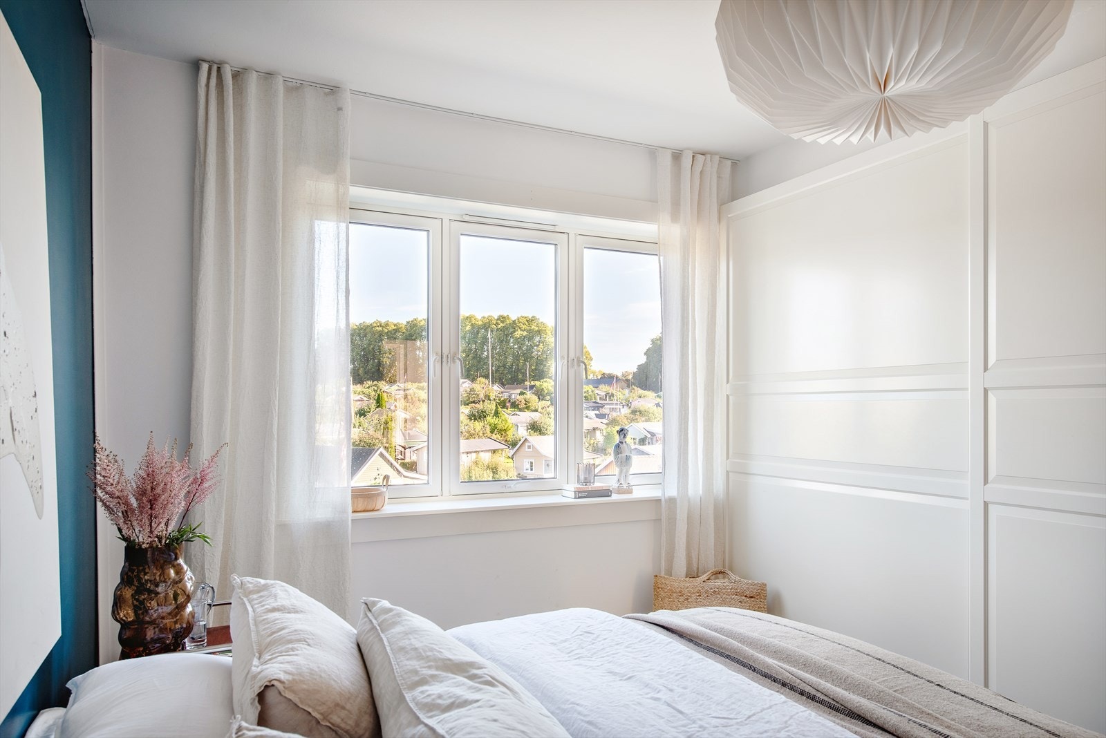 Idyllisk utsikt mot kolonihagen fra begge soverommene, store skyvedørsgarderober for oppbevaring av klær Galleribilde