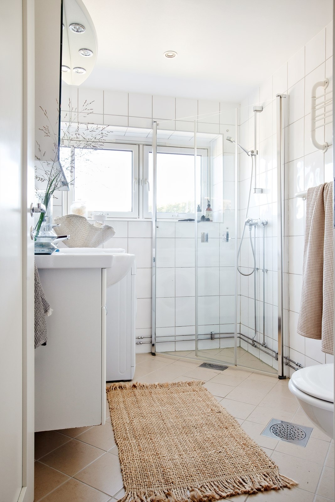 Lyst bad med dusjhjørne. Badet ble pusset opp i regi av borettslaget i 2008 Galleribilde