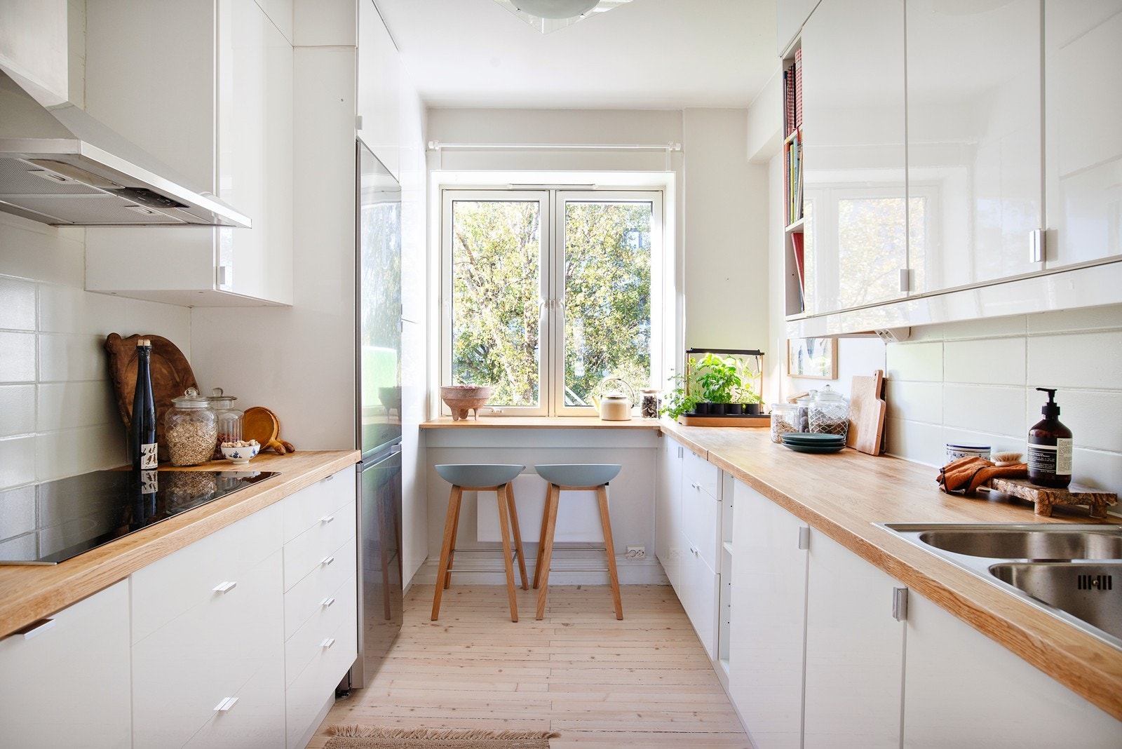 Hyggelig kjøkken med masse plass på benk og i skap Galleribilde