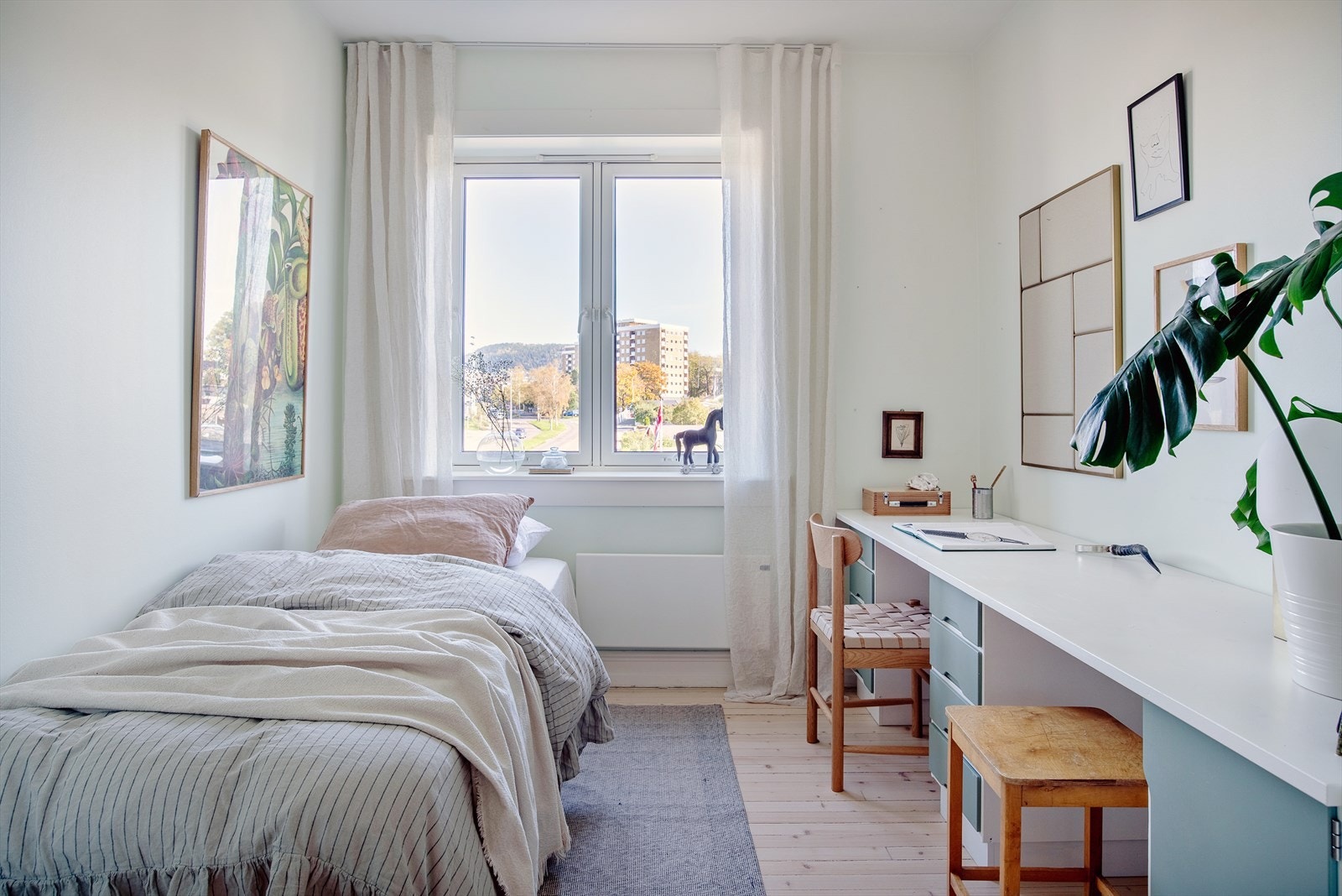 Soverom 2 har god plass til både seng og skrivebord. Skrivebord medfølger. Galleribilde