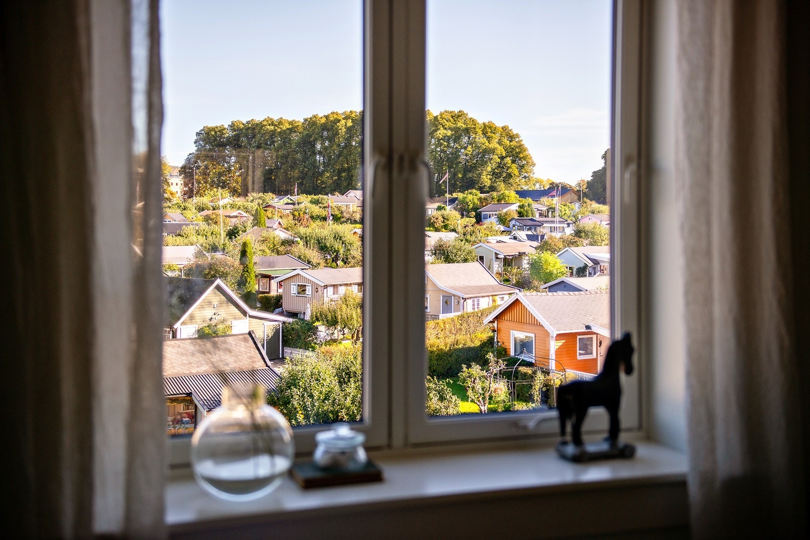 Kolonihagene utenfor sørger for at du aldri vil få en stor blokk som nærmeste nabo Galleribilde