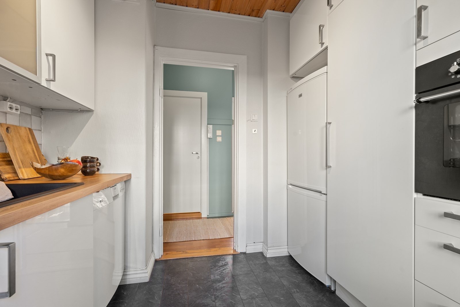 Mikrobølgeovn, kjøl/fryseskap, ovn og oppvaskmaskin medfølger Galleribilde