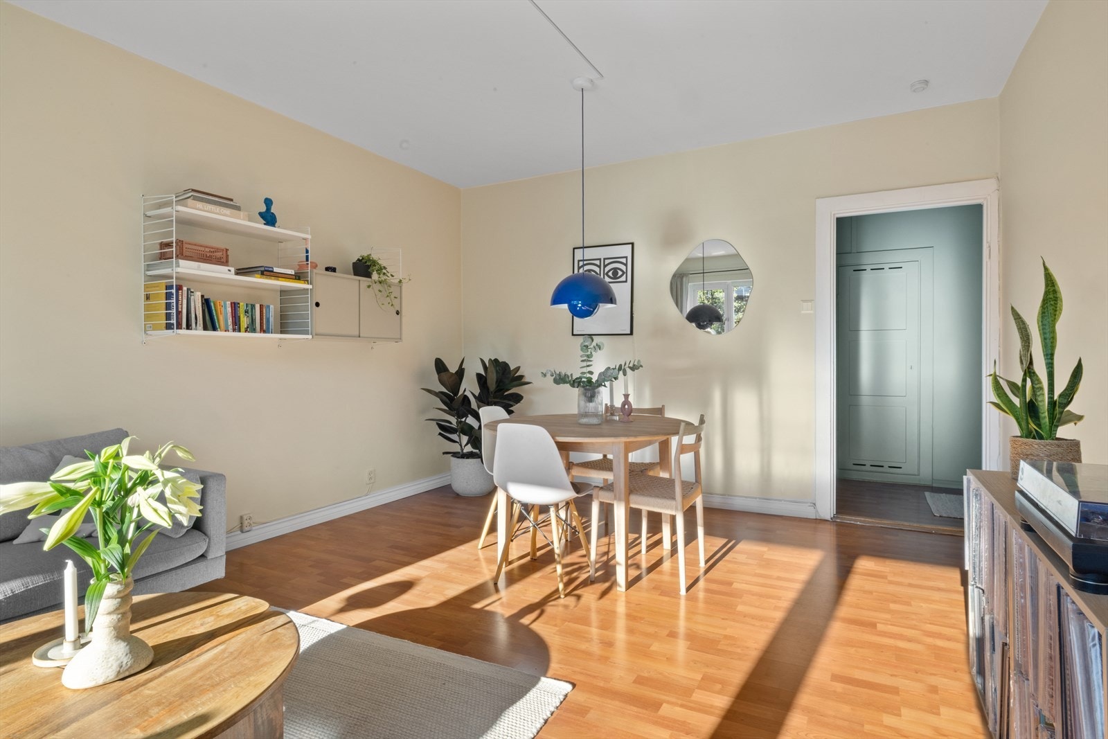 Stuen har god takhøyde og fin romfølelse Galleribilde