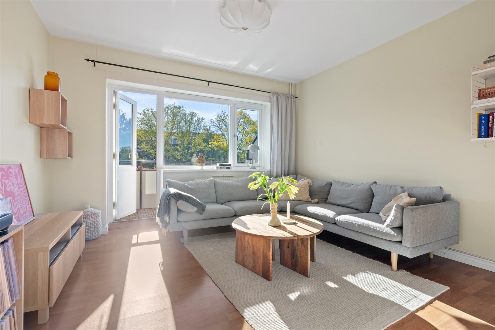 Fra stuen er det utgang til en sørøstvendt balkong på ca. 6,49 kvm. Galleribilde