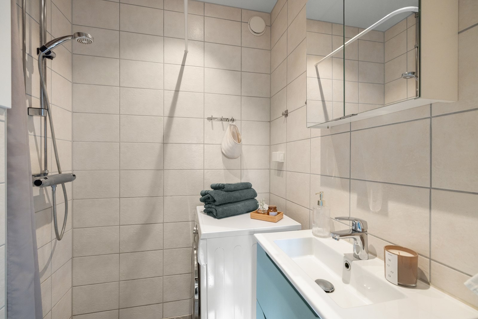 Dusj med ettgreps blandebatteri og dusjarmatur Galleribilde