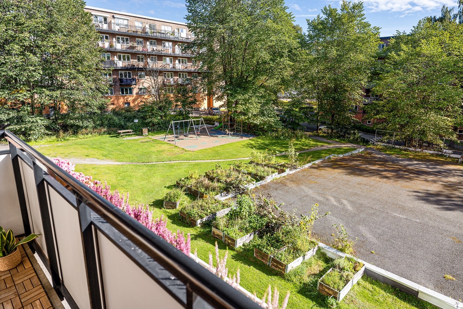 Fint utsyn over borettslagets fellesområder. Meget barne- og familievennlig Galleribilde