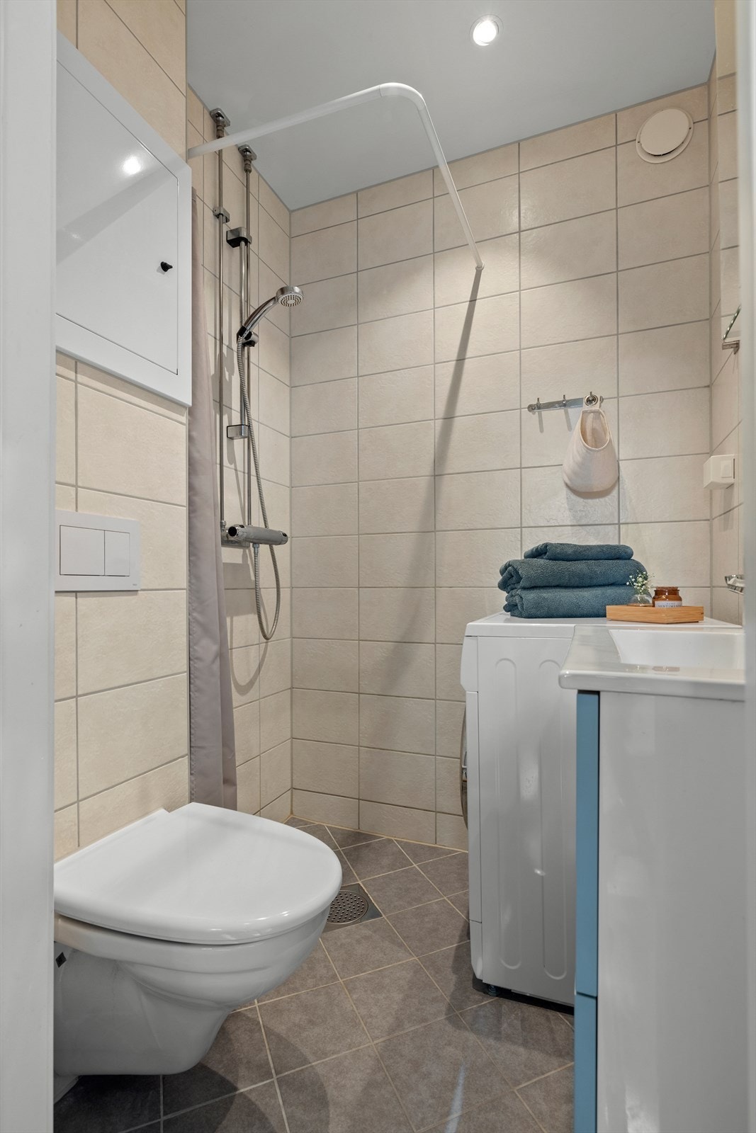 Helfliset bad fra 2019 med varmekabler i gulv, downlights i himling og opplegg for vaskemaskin. Vaskemaskin medfølger Galleribilde