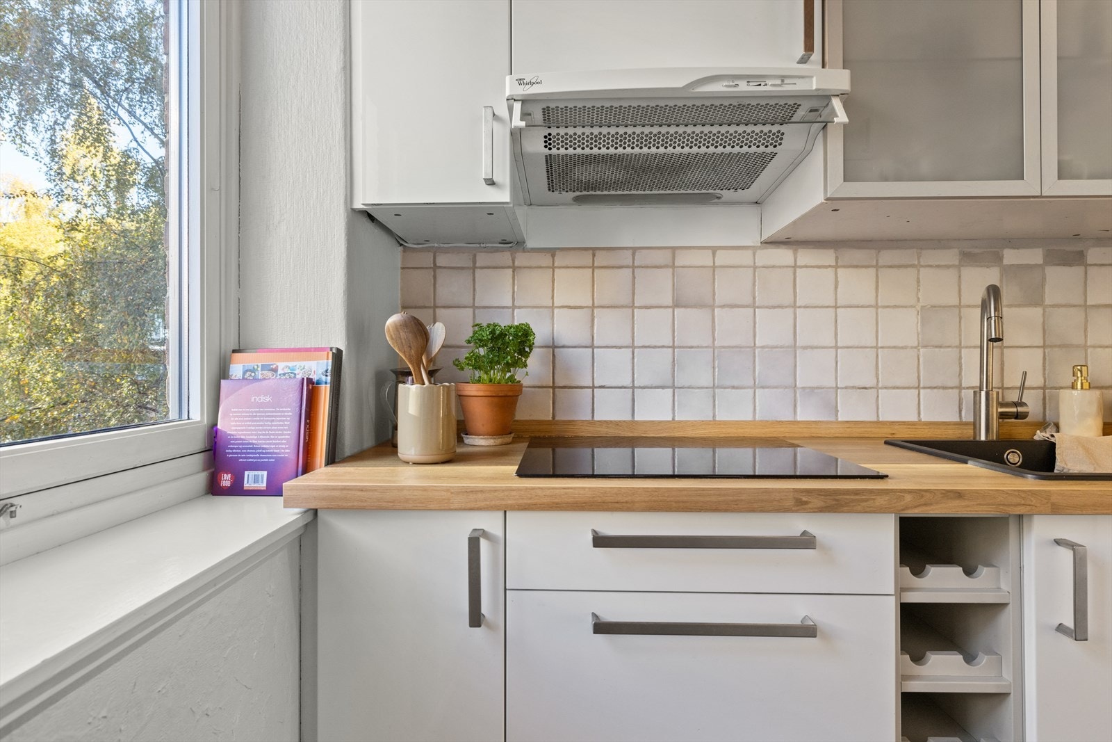 Mellom benkeplate og overskap er det flislagt Galleribilde