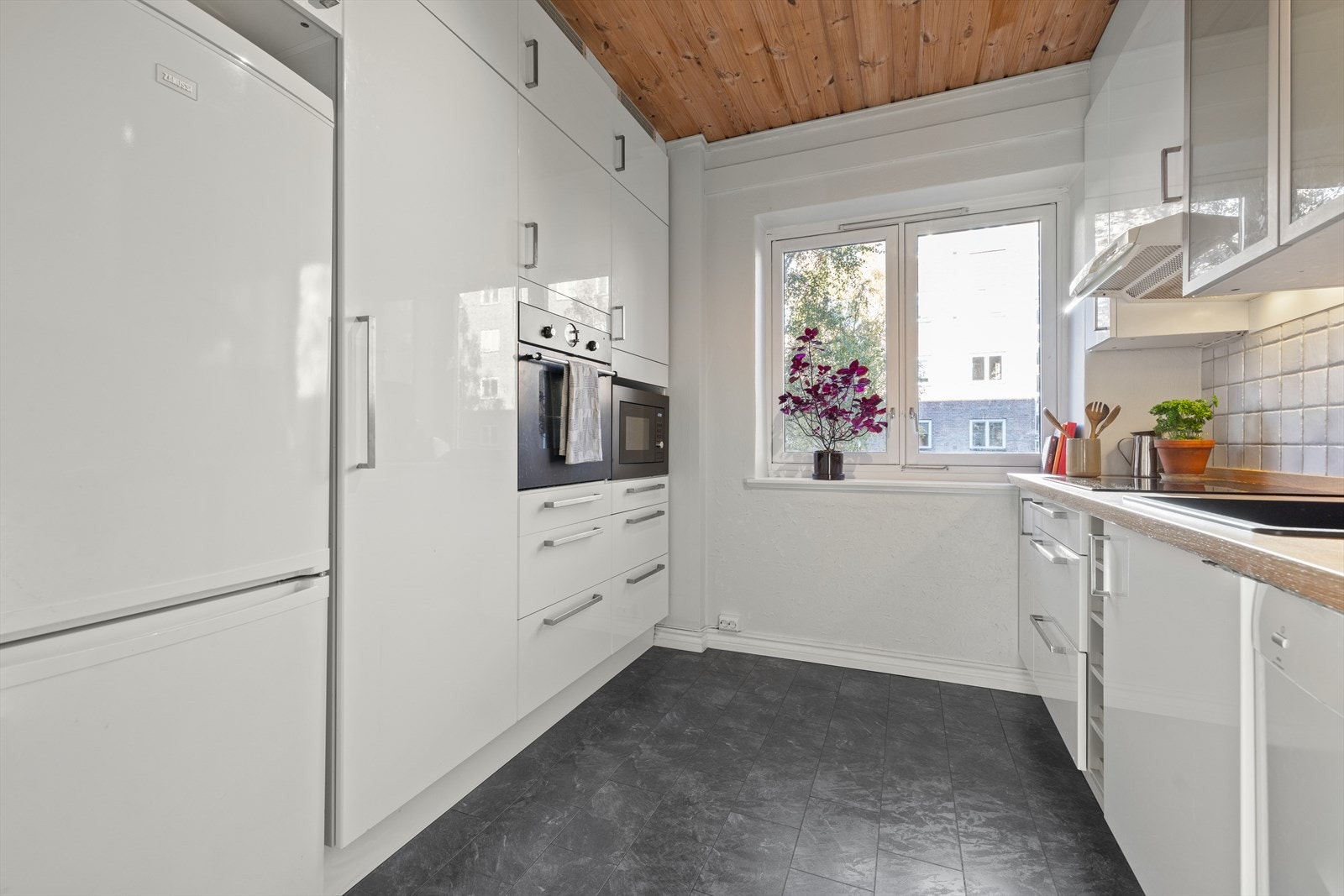 Kjøkkenet er praktisk utformet med store arbeidsflater og gode oppbevaringsmuligheter Galleribilde