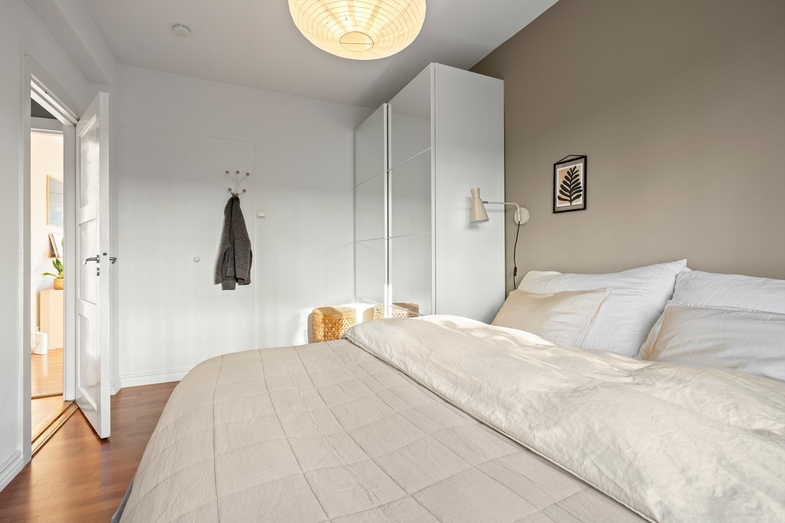 Soverommet er innredet med garderobeskap med speilfronter Galleribilde