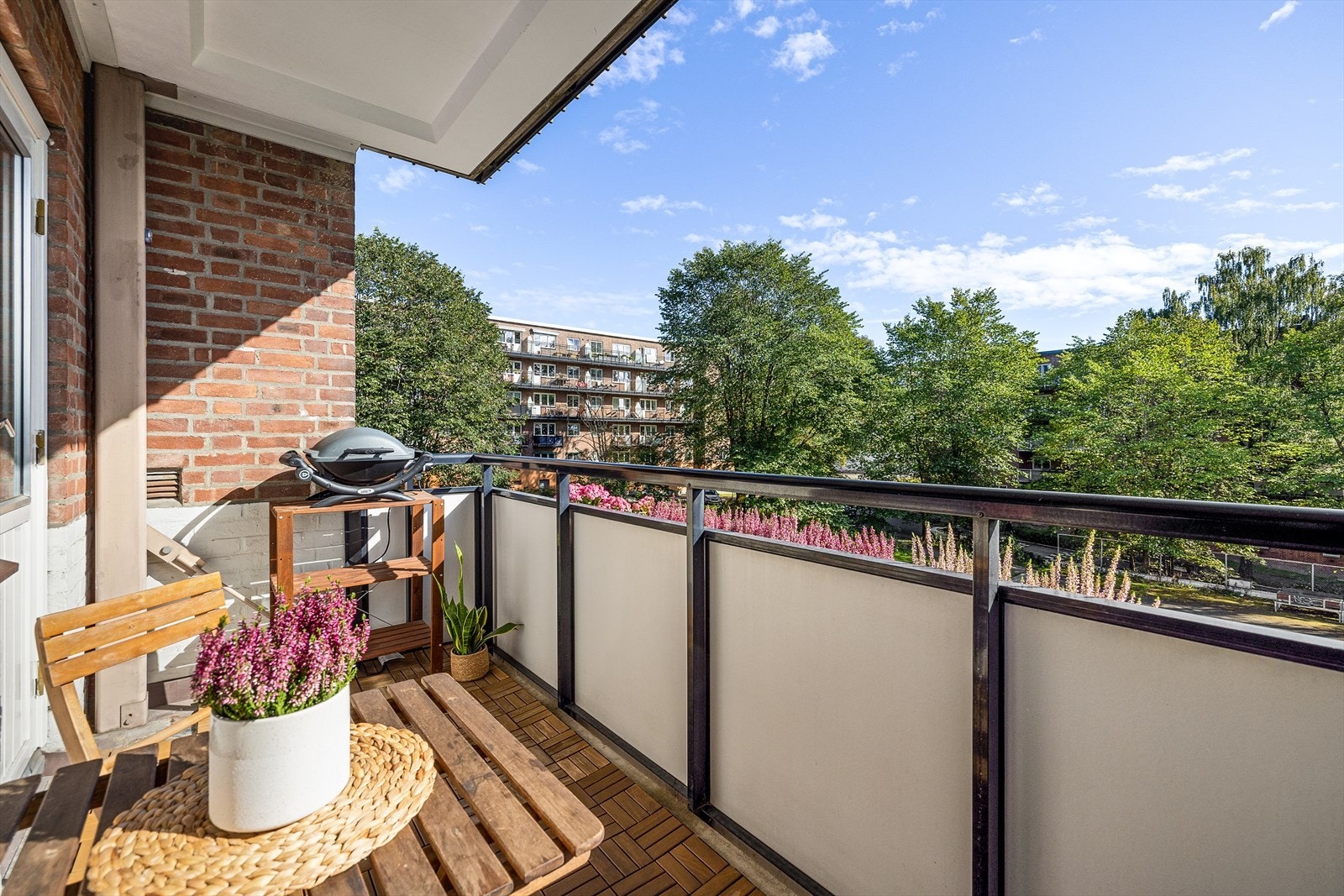 Balkongen utgjør en fin forlengelse av rommet, og har god plass for utemøblement Galleribilde