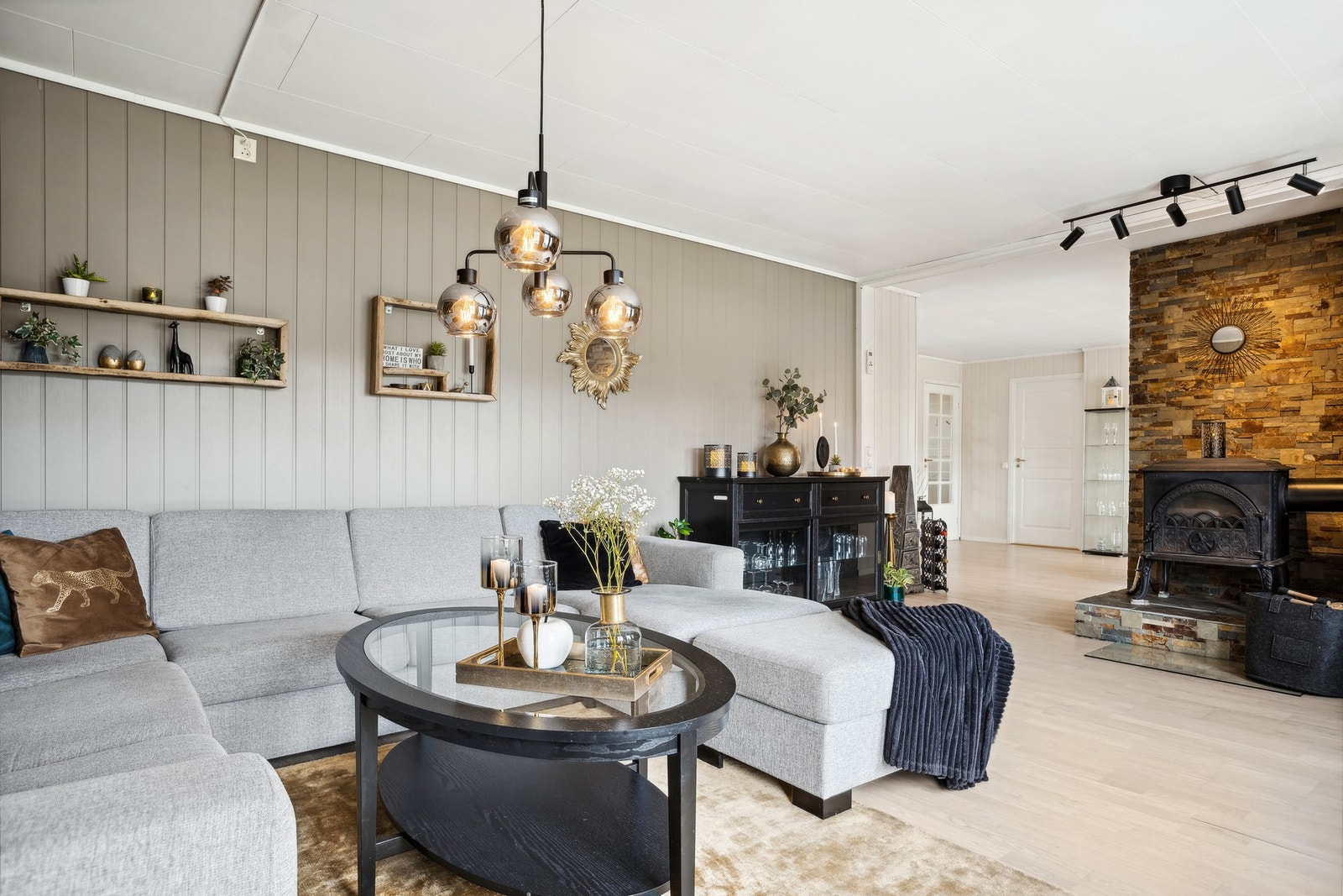 Hyggelig sofakrok med utsyn mot frimråde Galleribilde