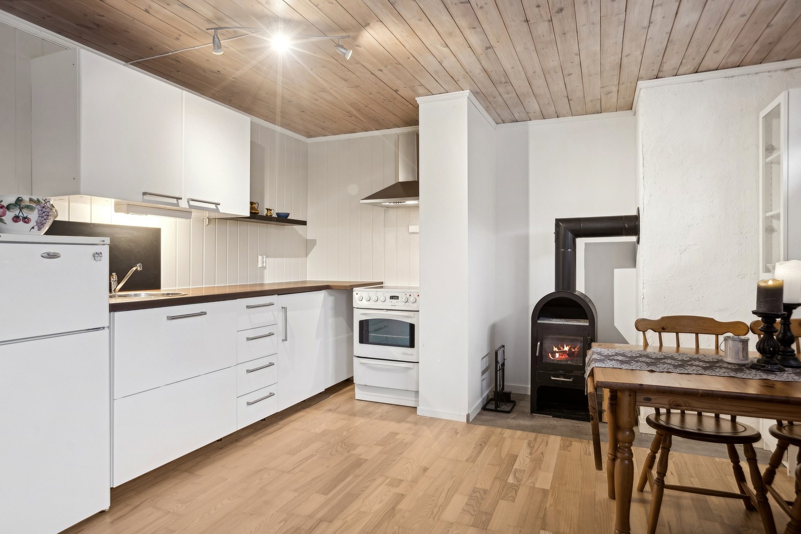 Lyst og tidløst kjøkken. Vedovnen er kjekk å ha på kalde dager! Galleribilde