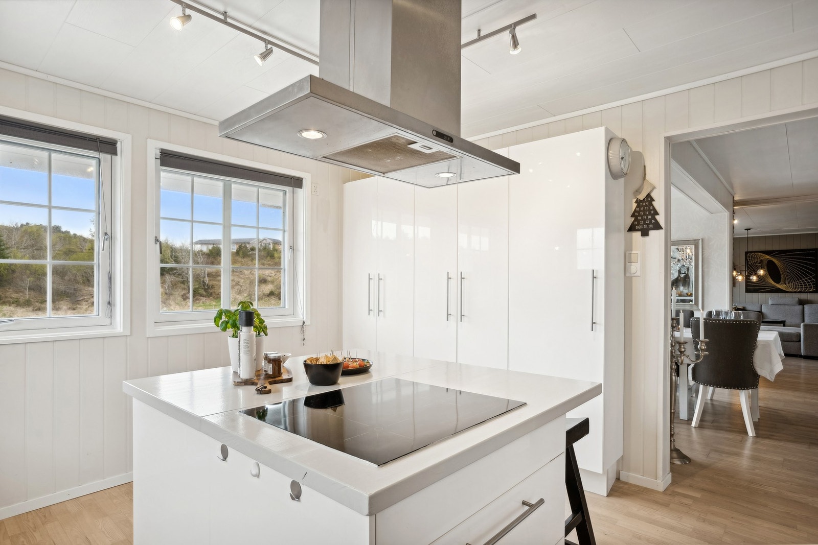 Praktisk kjøkkenøy som er en sosial løsning under matlagingen Galleribilde