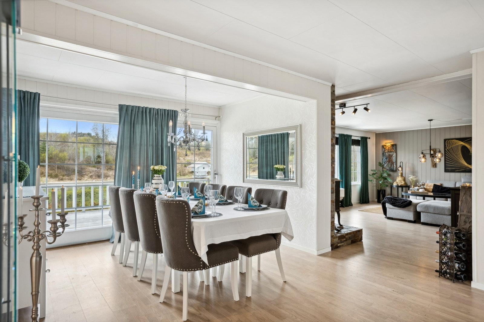 Herlig stueløsning på hele 50 kvm. og rikelig med plass til ulike sittegrupper Galleribilde