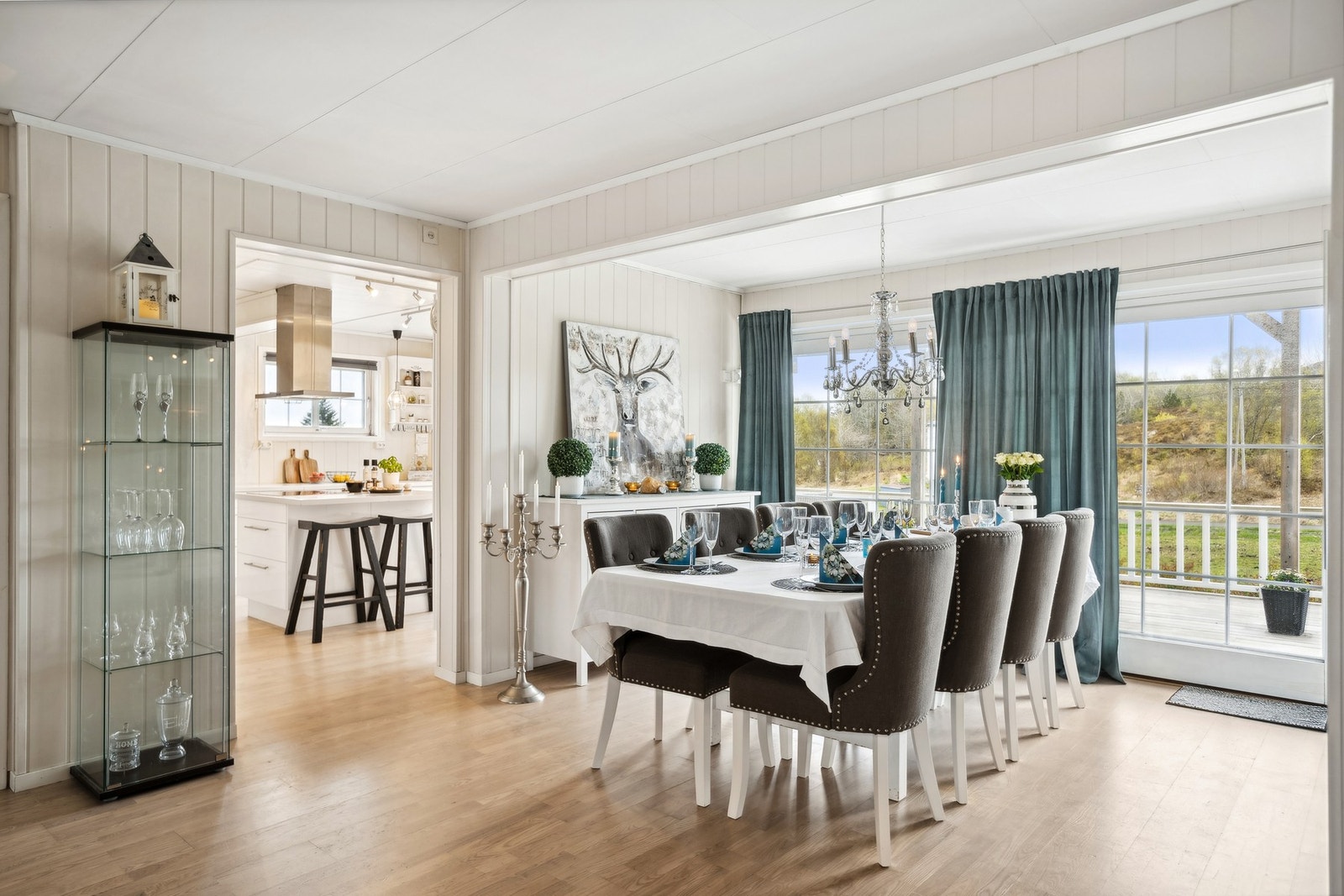 Her er det god plass til en romslig spisegruppe og mange middagsgjester Galleribilde