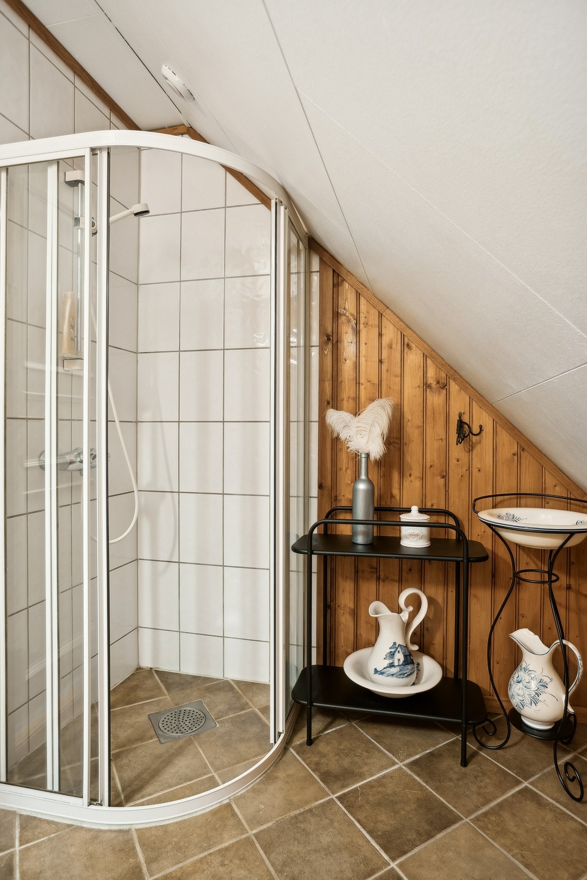 Bad på 3,7 kvm. på loftet Galleribilde