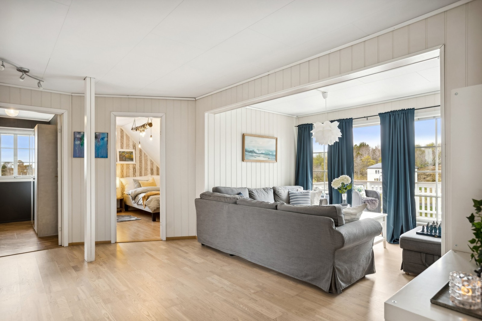 Fin loftstue på 26,3 kvm. med utgang til balkong på nesten 9 kvm. Galleribilde