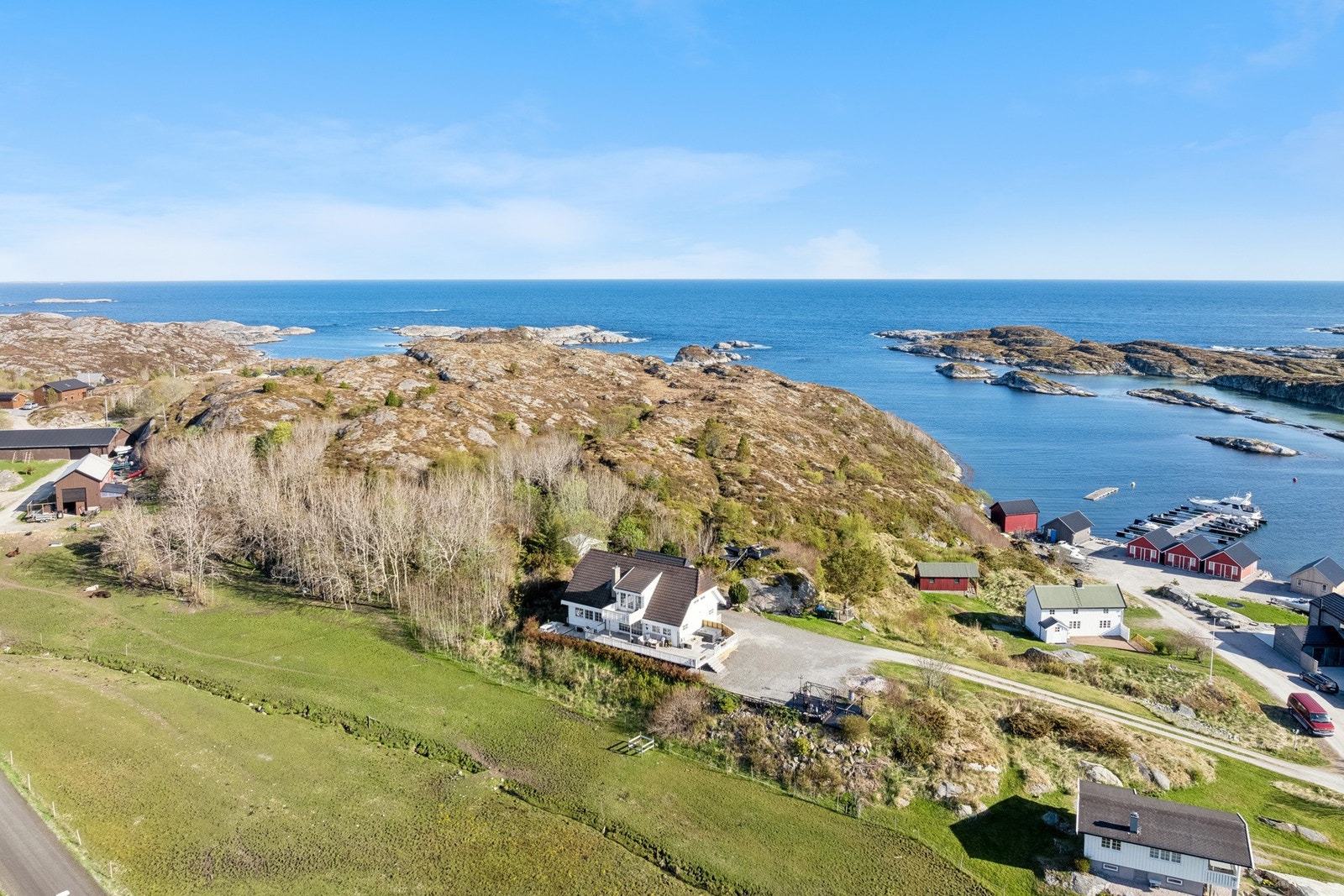 Solrik eiendom hvor man kan nyte lange sommerdager Galleribilde